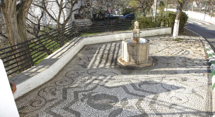 Plaza con fuente en el pueblo alpujarreño de Cáñar.