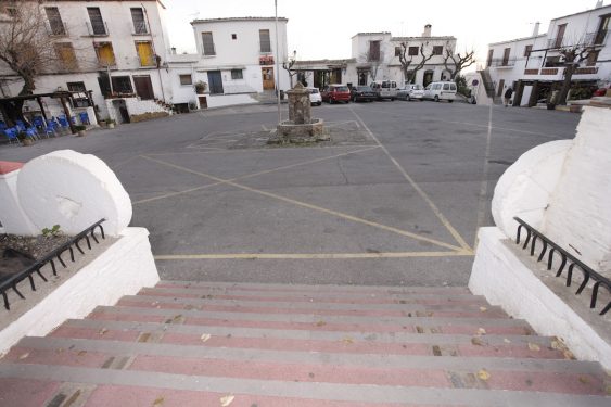 En esta plaza de Pitres, cerca de donde está la fuente, estaba situado el árbol de la y griega donde se fotografió Garcia Lorca en el año 1928.