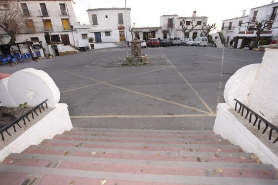 In this square of Pitres, near where the fountain is, was the tree of the Greek where Garcia Lorca was photographed in 1928.