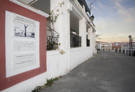 Cartel en la plaza de la iglesia de Pitres, que conmemora la visita en 1928 de Federico García Lorca.