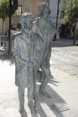 Esculturas de Federico García Lorca y Manuel de Falla, ubicadas en la plaza García Moreno de Órgiva y realizadas a tamaño natural por el escultor orgiveño José Vera.