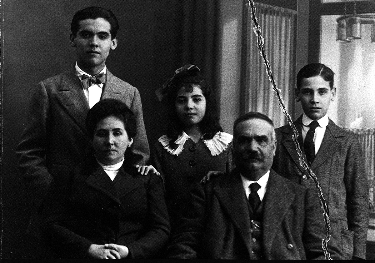 The entire García Lorca family in the house on the Acera del Darro. Isabel had not yet been born.