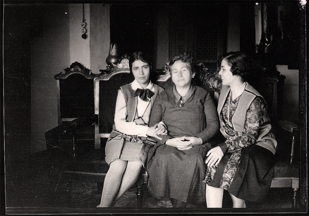 Vicenta Lorca con sus dos hijas, Isabel, a la izquierda, y Concha, en el domicilio de la Acera del Casino.