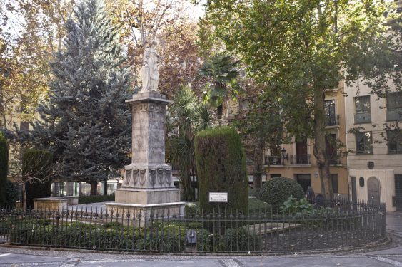 Sculpture of Mariana Pineda in the square with her name in Granada.