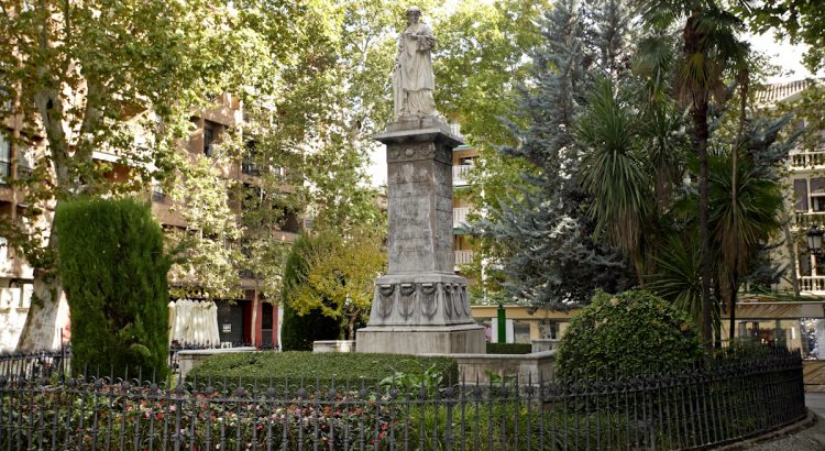 Sculpture of Mariana Pineda in the square with her name in the center of Granada.