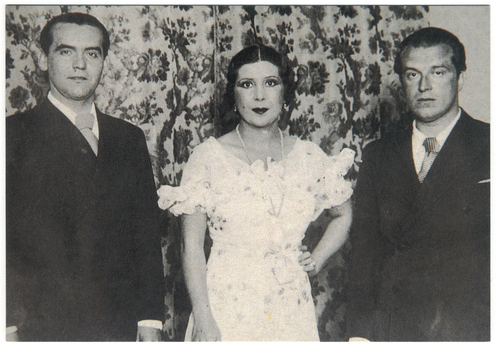 La Argentinita beside the poets Federico García Lorca (left) and Rafael Alberti.