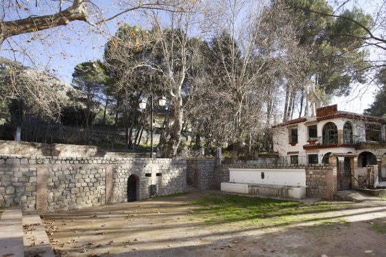 Fuente de Aynadamar o de las Lágrimas, en Alfacar. A través de la acequia del mismo nombre llegaba el agua al Albaicín. Vista lateral del muro perimetral de la fuente y entorno.