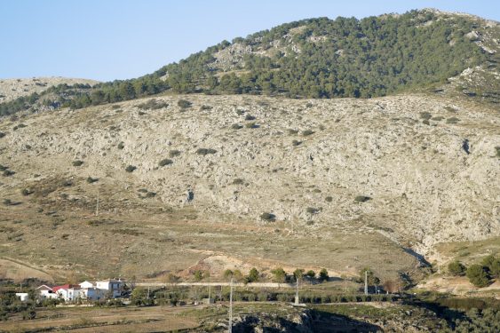 To the left, Pepino farmhouse and at the same height in the center, above the trees, is the area where the search of the remains of Federico García Lorca took place, on the Peñón del Colorado.