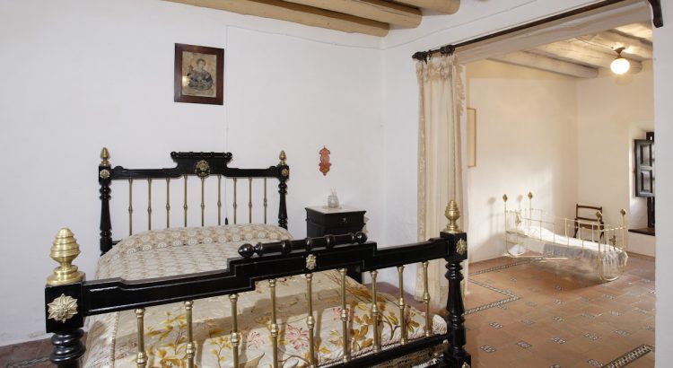 Museo Casa-Natal de Federico García Lorca en Fuente Vaqueros. Dormitorio de los padres de Federico y al fondo su cuna.