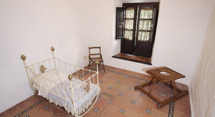 Cuna y dormitorio de Federico García Lorca en su casa natal de Fuente Vaqueros.