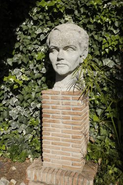 Busto esculpido de Federico García Lorca ubicado en el patio de la casa de Valderrubio.