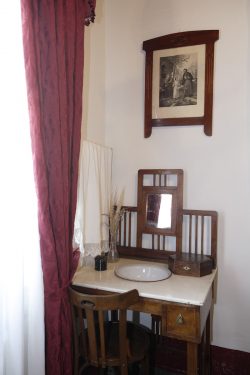 Lavabo-tocador en el dormitorio de los padres de Federico García Lorca, en la casa familiar de Valderrubio.