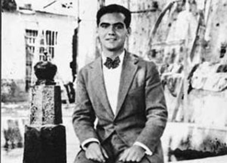 Federico in Lanjarón in 1927 at the Caños Fountain
