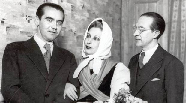 Margarita Xirgu with García Lorca and Cipriano Rivas Cherif after the premiere of Yerma in 1934.
