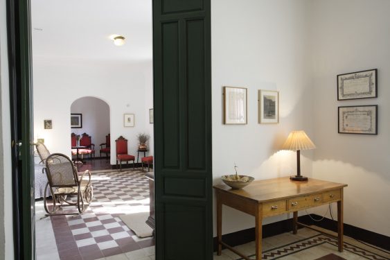 Casa de la Huerta de San Vicente, donde pasaba los veranos la familia de Federico García Lorca. Vista del recibidor y salón comedor al fondo, desde la sala del piano.
