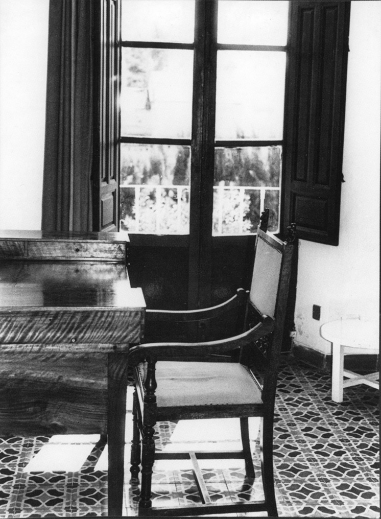 Old photo of Federico's bedroom and desk in the Huerta de San Vicente.