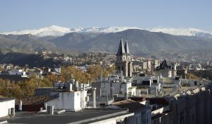 Vistas hacia Sierra Nevada desde la terraza del inmueble de la calle Acera del Darro, 50, que fue residencia de la familia de Federico García Lorca en Granada.
