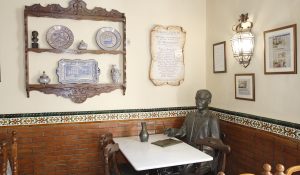Restaurante Chikito, donde en su día estuvo el Café Alameda, sede de El Rinconcillo. Interior con un rincón dedicado a Federico García Lorca.