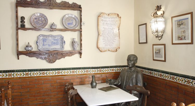 Restaurante Chikito, donde en su día estuvo el Café Alameda, sede de El Rinconcillo. Interior con un rincón dedicado a Federico García Lorca.