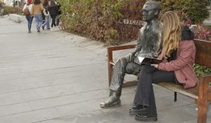 Escultura de Federico García Lorca situada en el paseo central de la Avenida de la Constitución de Granada.