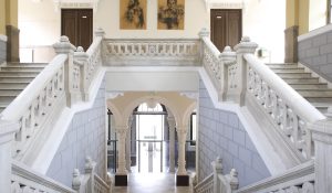 Escalera de acceso a la primera planta del Instituto Padre Suárez, en Granada.