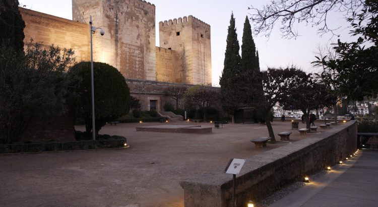 La plaza de los Aljibes está dentro del recinto de la Alhambra de Granada y en 1922 acogió el primer Concurso de Cante Jondo.