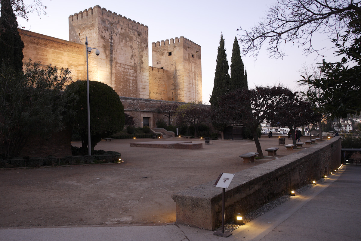 La plaza de los Aljibes está dentro del recinto de la Alhambra de Granada y en 1922 acogió el primer Concurso de Cante Jondo.