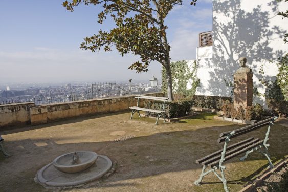 Rincón del jardín del Carmen de la Antequeruela, donde vivió Manuel de Falla entre 1922 y 1939 junto a su hermana María del Carmen.