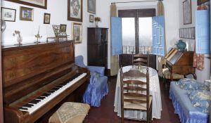 Estudio de Manuel de Falla, con el piano donde componía, en el Carmen de la Antequeruela, donde vivió entre 1922 y 1939 junto a su hermana María del Carmen.