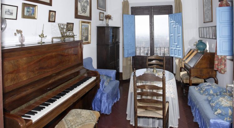 Estudio de Manuel de Falla, con el piano donde componía, en el Carmen de la Antequeruela, donde vivió entre 1922 y 1939 junto a su hermana María del Carmen.