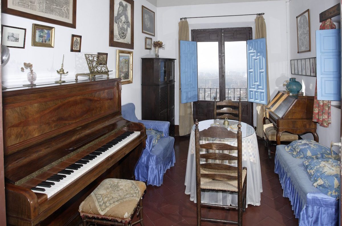 Estudio de Manuel de Falla, con el piano donde componía, en el Carmen de la Antequeruela, donde vivió entre 1922 y 1939 junto a su hermana María del Carmen.