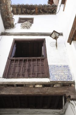 Carmen de los Mascarones, on Pagés del Albaicín street in Granada, home of the poet Pedro Soto de Rojas. Commemorative plaque placed by initiative of the Ateneo de Granada, designed by Hermenegildo Lanz.