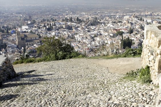 Vistas hacia la ciudad de Granada desde la Ermita de San Miguel Arcángel, en el cerro del Aceituno, también llamada de San Miguel Alto.