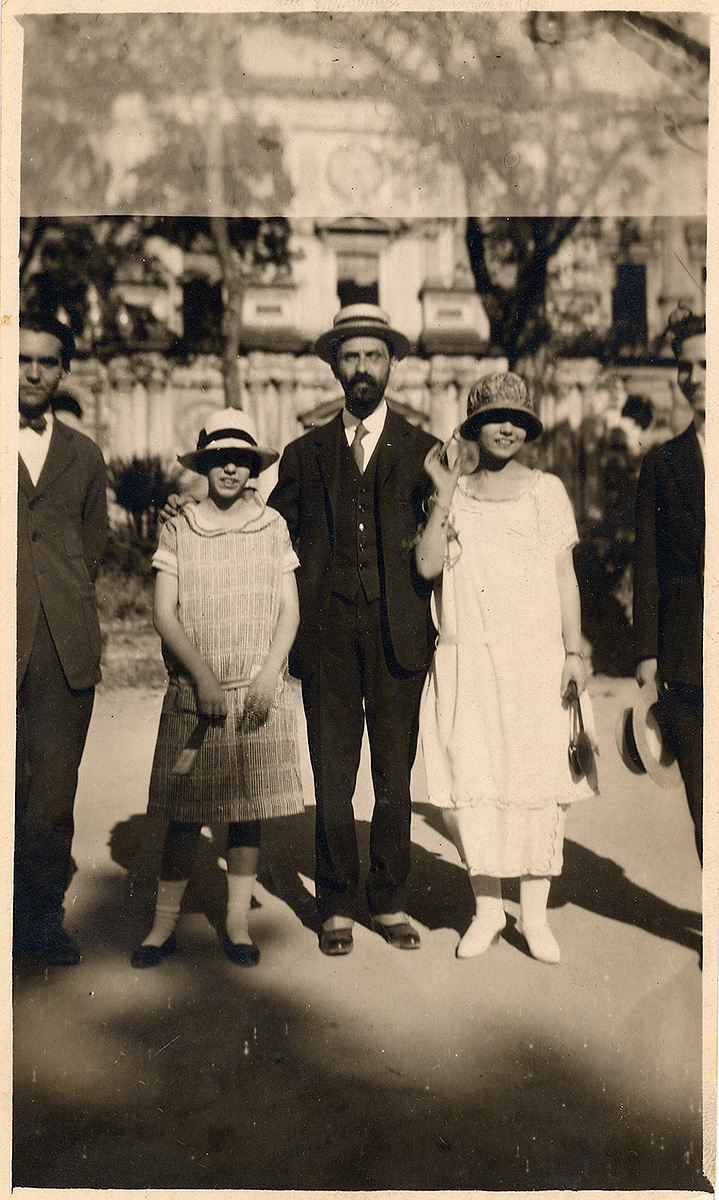 Isabel (i) and Concha García Lorca beside Juan Ramón Jiménez in this photo in front of the Charles V Palace. On the left, cut off is Federico.