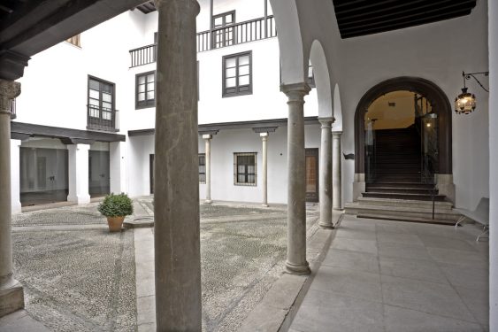 Porticoed courtyard with a gallery of semicircular arches, and on the right a staircase leading to the second floor. Casa de los Tiros.