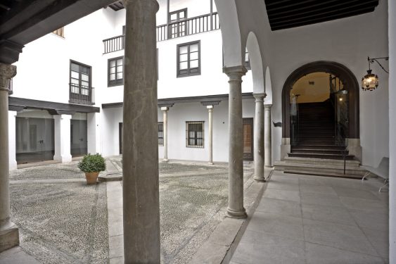 Patio porticado con galería de arcos de medio punto, y a la derecha escalera de acceso a la primera planta. Casa de los Tiros.