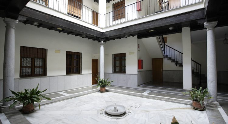 Patio interior de la que fue casa de Antonio Segura Mesa, profesor de música de Federico García Lorca.