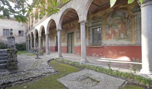 The Cuzco Palace (episcopal palace of Víznar, end of 18th century) owes its name to the Peruvian archbishop Juan Manuel Moscoso y Peralta. Gallery with frescoes that were painted by different artists, among them Nicolás Martín Tenllado.