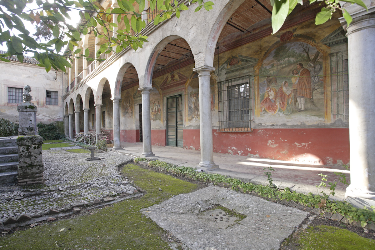 The Cuzco Palace (episcopal palace of Víznar, end of 18th century) owes its name to the Peruvian archbishop Juan Manuel Moscoso y Peralta. Gallery with frescoes that were painted by different artists, among them Nicolás Martín Tenllado.