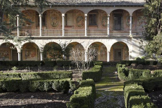 The Cuzco Palace (episcopal palace of Víznar, end of 18th century) is named after the Peruvian archbishop Juan Manuel Moscoso y Peralta. Partial view of the garden with frescoes in the background.