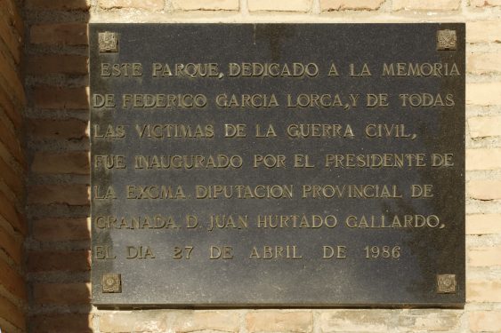 Inauguration plaque of the Federico García Lorca Park, built in Alfacar in 1986 in memory of the poet and the other victims of the Civil War.