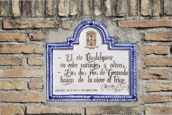 Ceramic plaque with the poem of the three Granada rivers, placed at the entrance to the Federico García Lorca Park, built in Alfacar in 1986 in memory of the poet and the other victims of the Civil War.