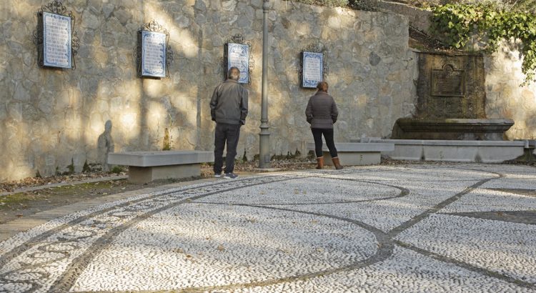 Fragmentos de poemas de García Lorca en el Parque Federico García Lorca, construido en Alfacar en 1986 en memoria del poeta y de las demás víctimas de la Guerra Civil.