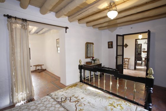 Museo Casa-Natal de Federico García Lorca en Fuente Vaqueros. Dormitorio de los padres de Federico, a la izquierda su dormitorio y al fondo el comedor.