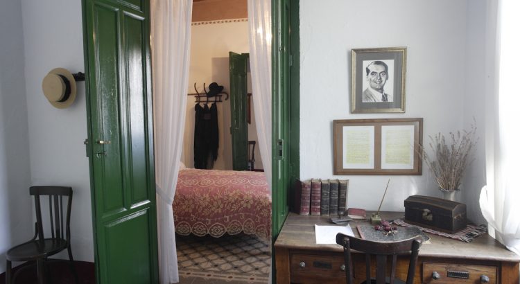 Escritorio de Federico García Lorca en su dormitorio de Valderrubio, y al fondo el dormitorio de sus padres.