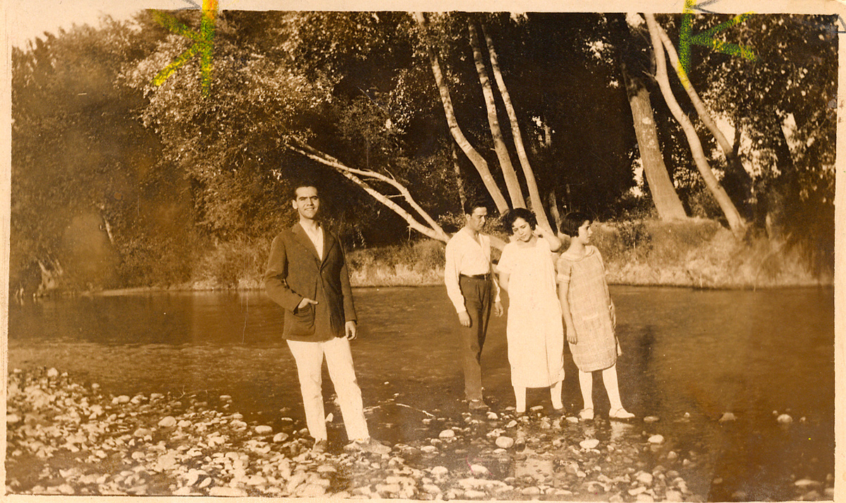 Lorca and his siblings at the Cubillas river.