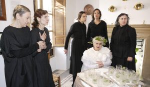 Casa de Frasquita Alba, en Valderrubio, hoy convertida en museo. En las vivencias de los habitantes de esta casa se basó Federico García Lorca para su obra 'La Casa de Bernarda Alba'. Elenco de actrices que dan vida a la visita teatralizada.