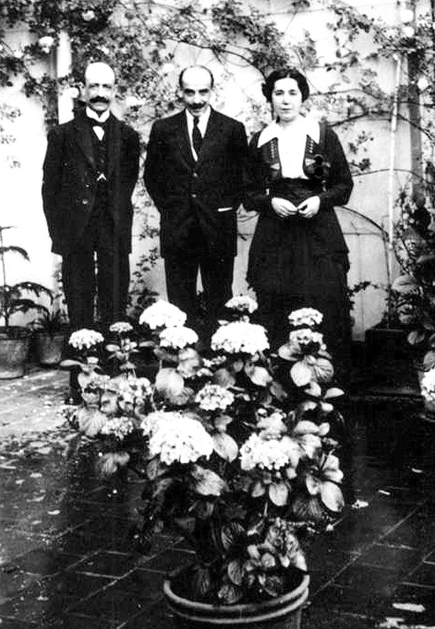 De izquierda a derecha, Manuel de Falla, Gregorio Martínez Sierra y María Lejárraga.