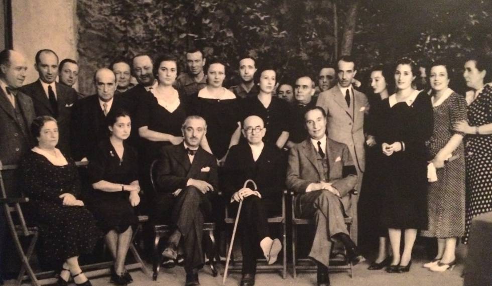 Encuentro de Manuel de Falla (con bastón en el centro) y José María Pemán (sentado a la izquierda) en Granada. / Foto: Archivo Manuel de Falla
