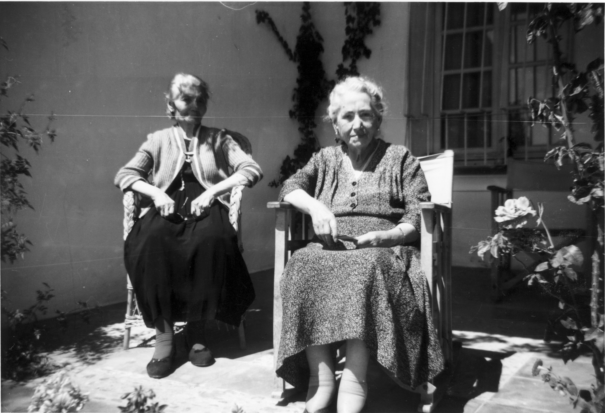 Isabel García Rodríguez, izquierda, junto a la madre de Federico, Vicenta Lorca.